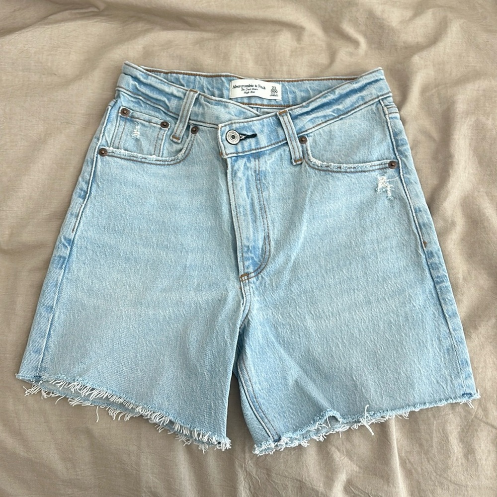 Brand new never been worn Abercrombie and Fitch high rise dad shorts size 23